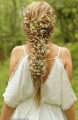 Frisuren-mittelalter-geblochene-frisur-auf-blondes-haar-mit-blumen-beschmückt-e1496045254280.jpg